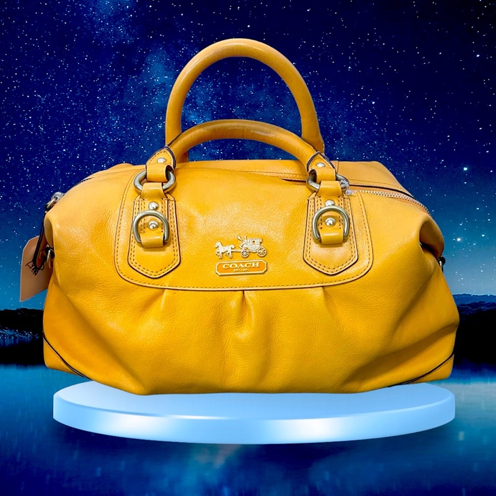 SOLD OUTSIDE POSH
Beautiful coach handbag